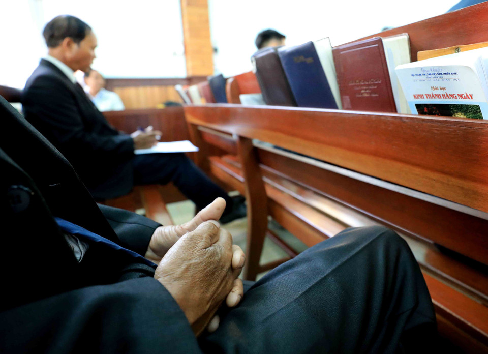 Nghe giảng kinh nâng cao nhận thức về tư tưởng kính Chúa, yêu nước, yêu thương lẫn nhau. (Ảnh: Nhật Anh/TTXVN)