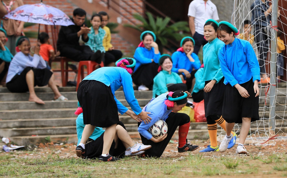 Các cô gái tranh bóng hồn nhiên, dễ thương mang lại tiếng cười cho khán giả. (Ảnh: Thành Đạt/TTXVN)