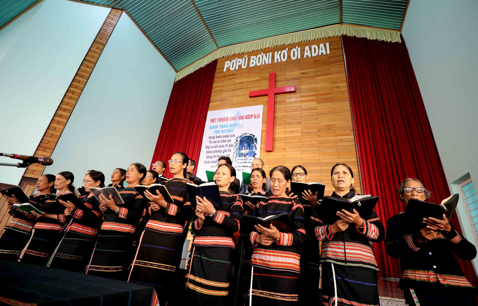 Các ban hát là các thế hệ người dân trong xã Chư Á cùng nhau hát tôn vinh Chúa mỗi sáng Chủ Nhật. (Ảnh: Nhật Anh/TTXVN)