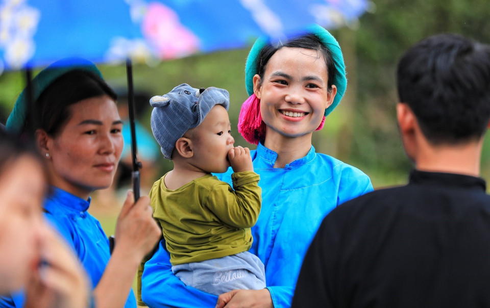 Nữ cầu thủ về với vai trò làm mẹ sau trận đấu. (Ảnh: Thành Đạt/TTXVN)