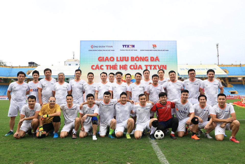 Tổng giám đốc TTXVN Nguyễn Đức Lợi chụp ảnh cùng các cầu thủ đội Truyền thống. (Ảnh: Thành Đạt/TTXVN)