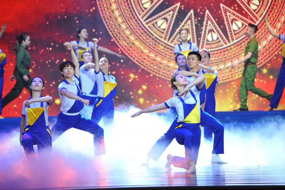 Chương trình văn nghệ chào mừng buổi lễ. (Ảnh: Minh Đức/TTXVN)