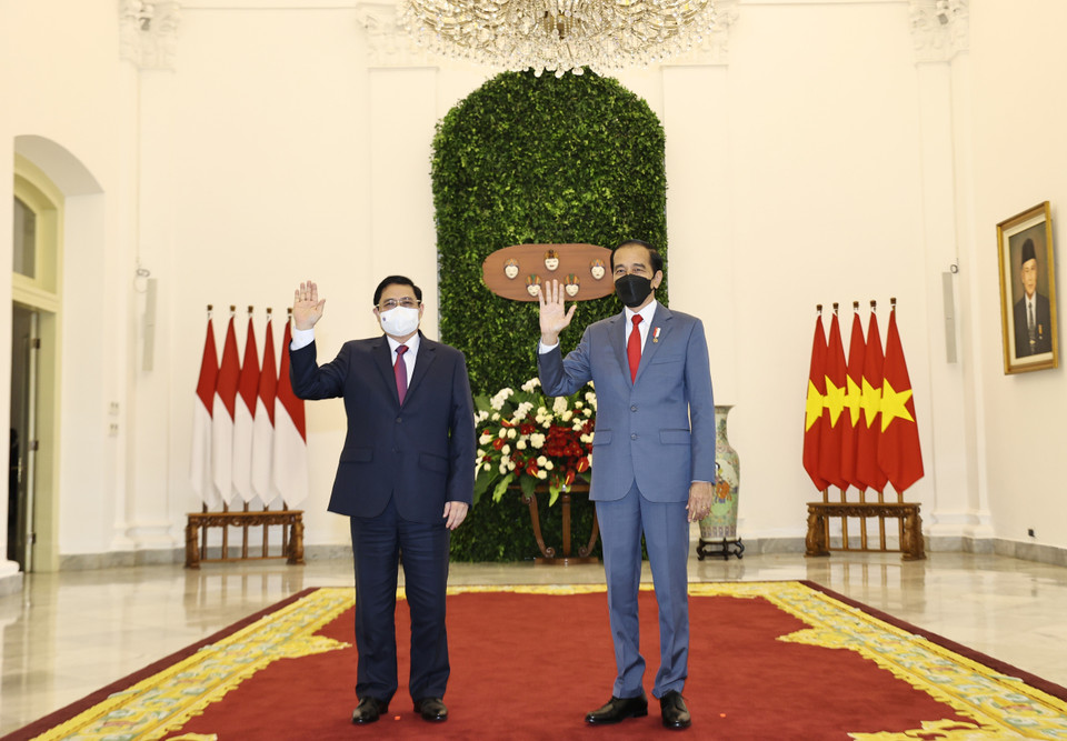 Thủ tướng Phạm Minh Chính và Tổng thống Indonesia Joko Widodo. (Ảnh: Dương Giang/TTXVN)