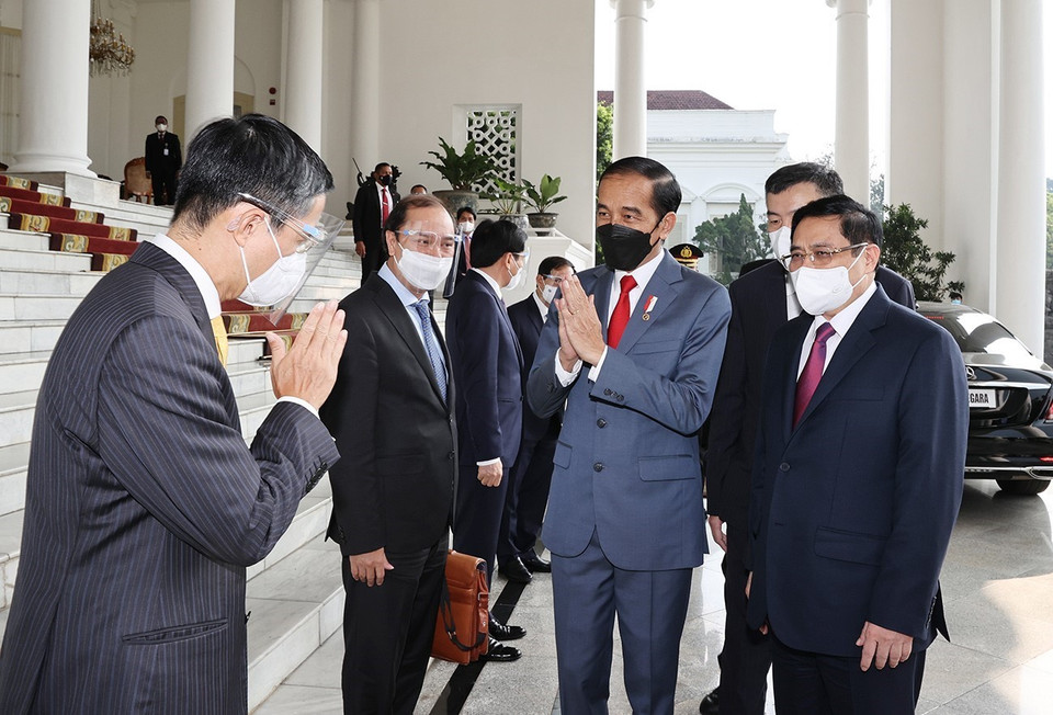 Thủ tướng Phạm Minh Chính và Tổng thống Joko Widodo gặp gỡ thành viên đoàn hai nước. (Ảnh: Dương Giang/TTXVN)