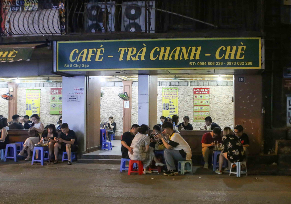 Nhiều người còn chủ quan chưa nghiêm túc thực hiện thông điệp 5K. (Ảnh: Tuấn Đức/TTXVN)