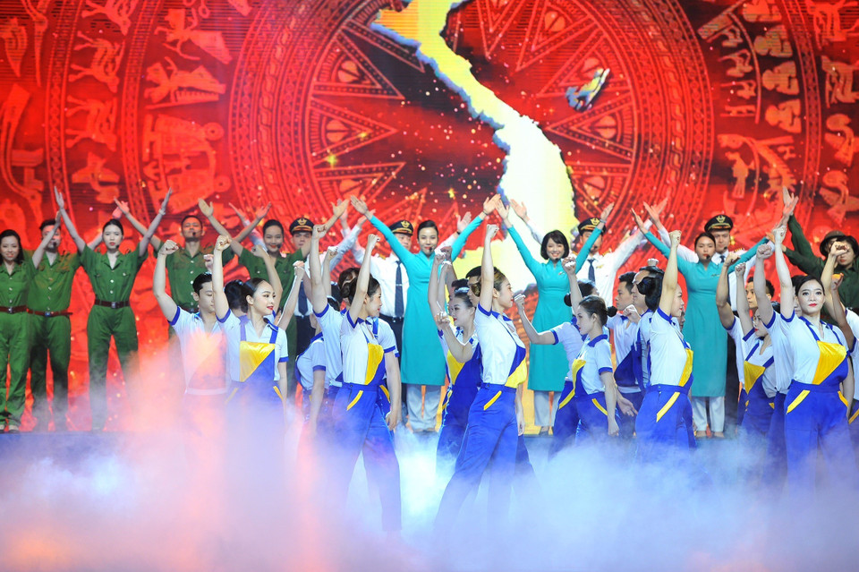 Chương trình văn nghệ chào mừng buổi lễ. (Ảnh: Minh Đức/TTXVN)