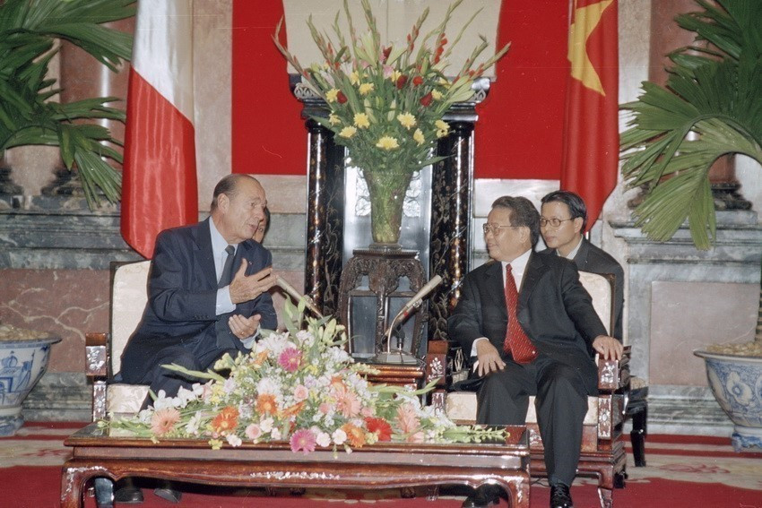 Chủ tịch nước Trần Đức Lương đón và hội đàm với Tổng thống Pháp Jacques Chirac thăm chính thức Việt Nam từ ngày 6 - 8/10/2004. (Ảnh: Nguyễn Khang/TTXVN)