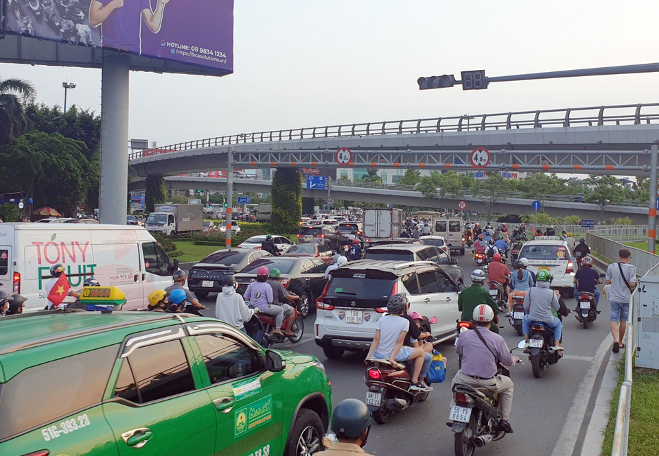 Khu vực lối vào nhà ga quốc nội sân bay Tân Sơn Nhất rất đông các phương tiện giao thông. (Ảnh: Tiến Lực/TTXVN)