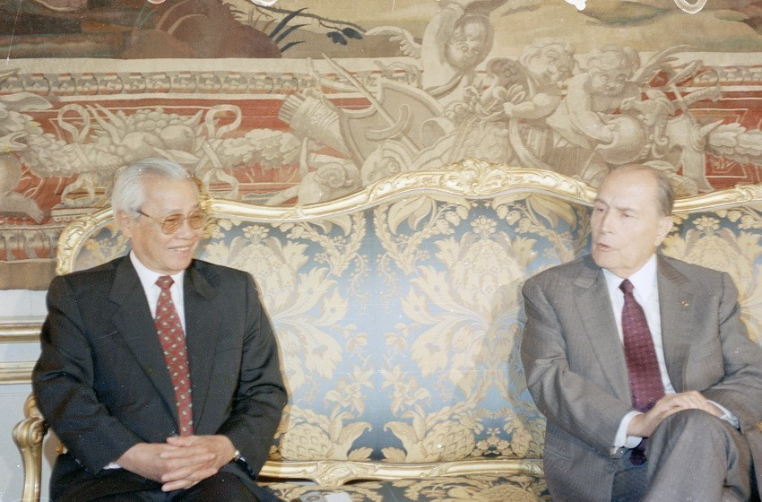 Ngày 25/6/1993, tại Điện Élysée ở thủ đô Paris, Tổng thống Pháp Francois Mitterrand tiếp Thủ tướng Võ Văn Kiệt dẫn đầu Đoàn đại biểu Chính phủ Việt Nam thăm chính thức Pháp từ 23 - 28/6/1993. (Ảnh: Minh Đạo/TTXVN)