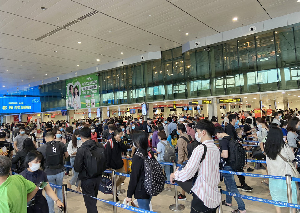 Hành khách xếp hàng dài tại nhà ga quốc nội sân bay Tân Sơn Nhất. (Ảnh: Tiến Lực/TTXVN)