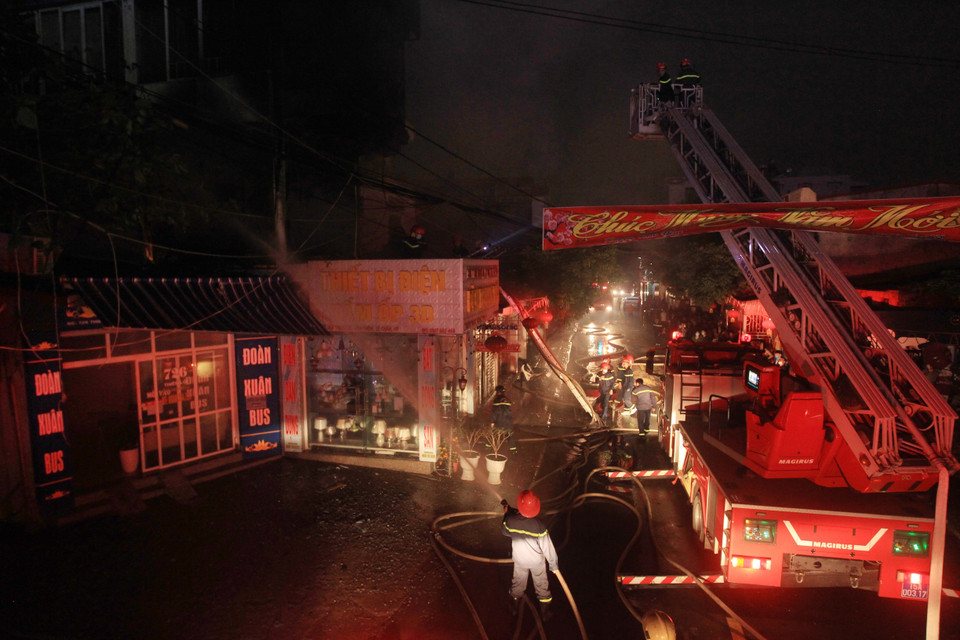 Tối 8/3, xảy ra cháy lớn tại Công ty TNHH Thương mại Xây dựng Thế Kỷ An Phát, số 724 Thiên Lôi, phường Vĩnh Niệm, quận Lê Chân, Hải Phòng. (Nguồn: TTXVN)