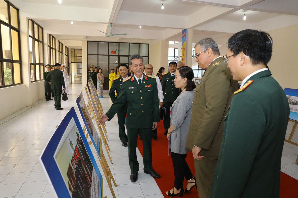 Các đại biểu tham quan trưng bày ảnh tại buổi lễ. (Ảnh: Văn Điệp/TTXVN)