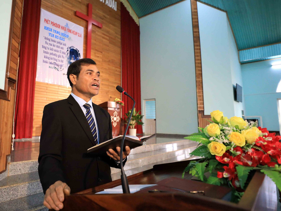 Ông A Dun, Đại diện Ban chấp sự của hội thánh, dẫn chương trình buổi lễ. (Ảnh: Nhật Anh/TTXVN)