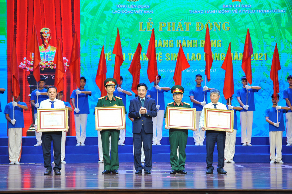Phó Thủ tướng Chính phủ Phạm Bình Minh trao Bằng khen của Thủ tướng Chính phủ cho các tập thể. (Ảnh: Minh Đức/TTXVN)