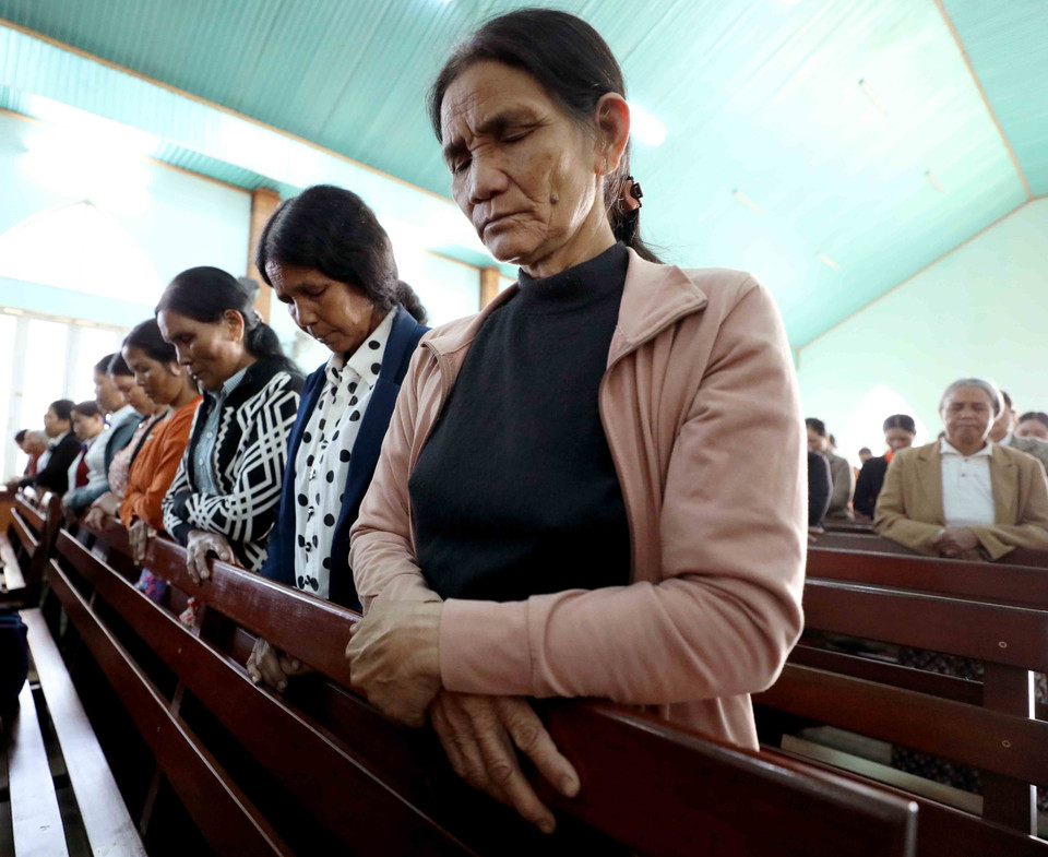 Đồng bào Jrai đến nhà thờ để cảm tạ Chúa đã ban cho mình sức khỏe, trí tuệ. (Ảnh: Nhật Anh/TTXVN)