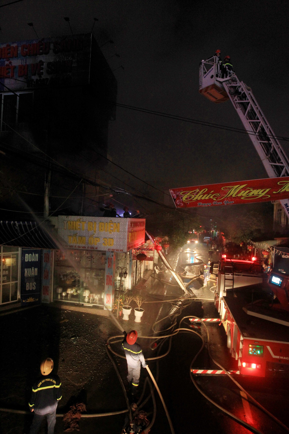 Tối 8/3, xảy ra cháy lớn tại Công ty TNHH Thương mại Xây dựng Thế Kỷ An Phát, số 724 Thiên Lôi, phường Vĩnh Niệm, quận Lê Chân, Hải Phòng. (Nguồn: TTXVN)