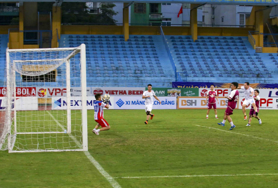 Pha cản phá thành công của thủ môn đội Tiếp Lửa. (Ảnh: Tuấn Đức/TTXVN)