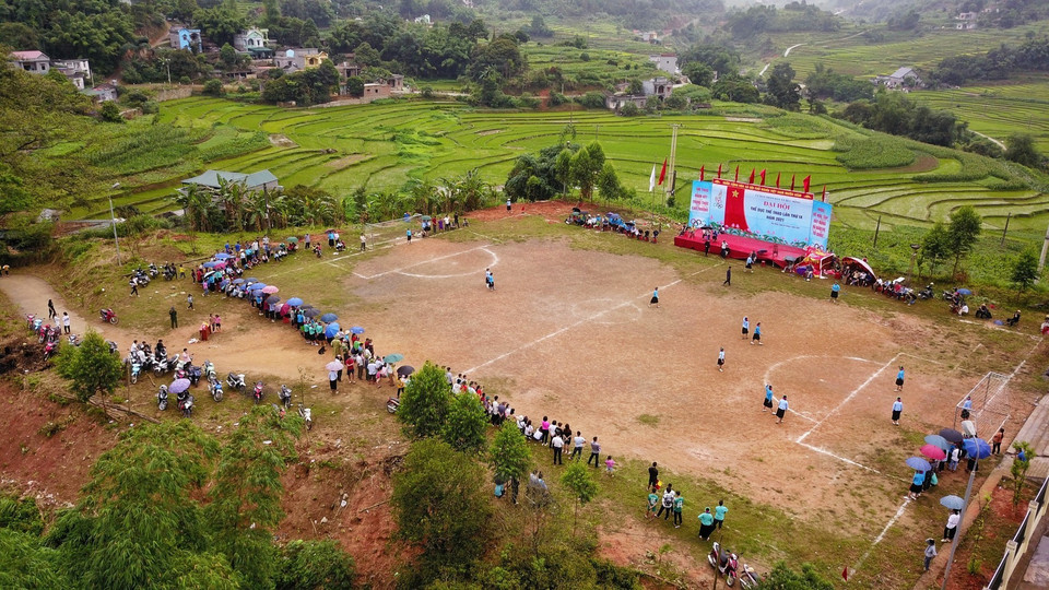 Thi đấu trên sân đất, xung quanh là ruộng bậc thang, núi non trùng điệp cũng là một điểm ấn tượng của Giải bóng đá nữ xã Húc Động (huyện Bình Liêu, tỉnh Quảng Ninh). (Ảnh: Thành Đạt/TTXVN)
