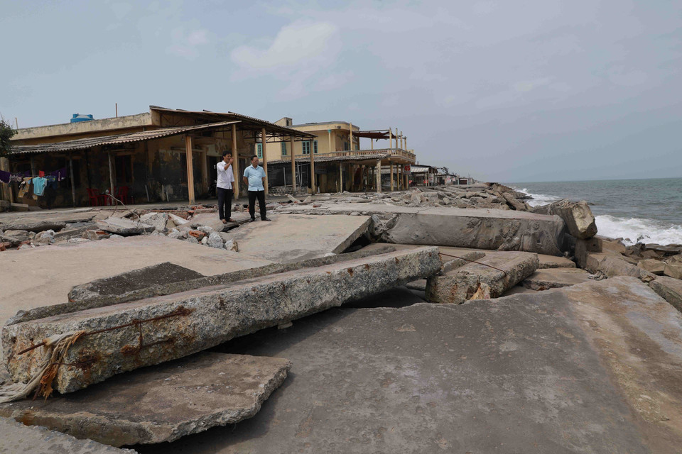 Tuyến đê biển Thịnh Long, thị trấn Thịnh Long, bị sóng biển làm hư hỏng chưa bố chí được nguồn vốn sửa chữa. (Ảnh: Vũ Sinh/TTXVN)