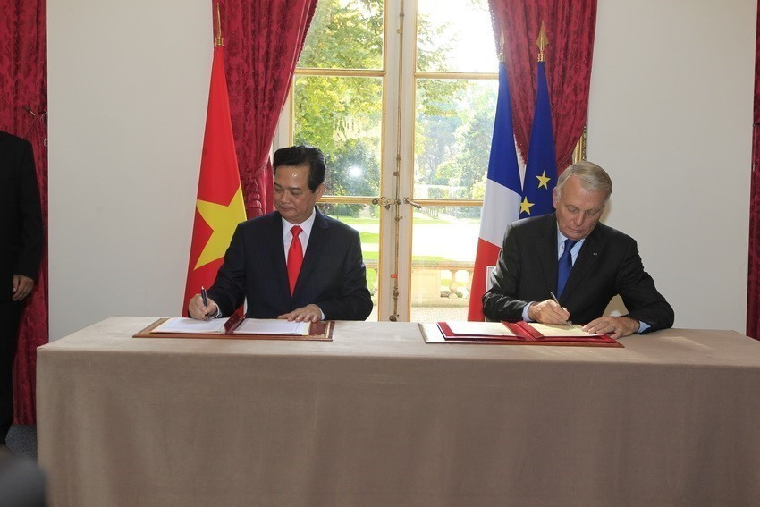 Thủ tướng Nguyễn Tấn Dũng và Thủ tướng Jean-Marc Ayrault ký Tuyên bố chung về Quan hệ Đối tác chiến lược Việt Nam-Pháp (25/9/213). (Ảnh: Đức Tám/TTXVN)