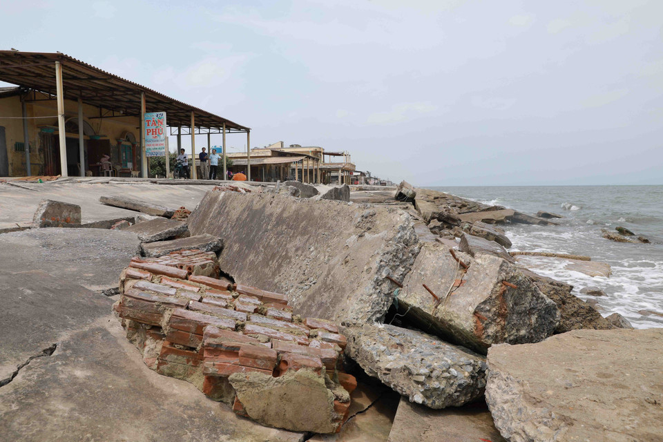 Tuyến đê biển Thịnh Long thuộc thị trấn Thịnh Long, huyện Hải Hậu bị hư hỏng nặng do bão những năm trước, hiện vẫn chưa bố trí được nguồn vốn để sửa chữa, khôi phục. (Ảnh: Vũ Sinh/TTXVN)