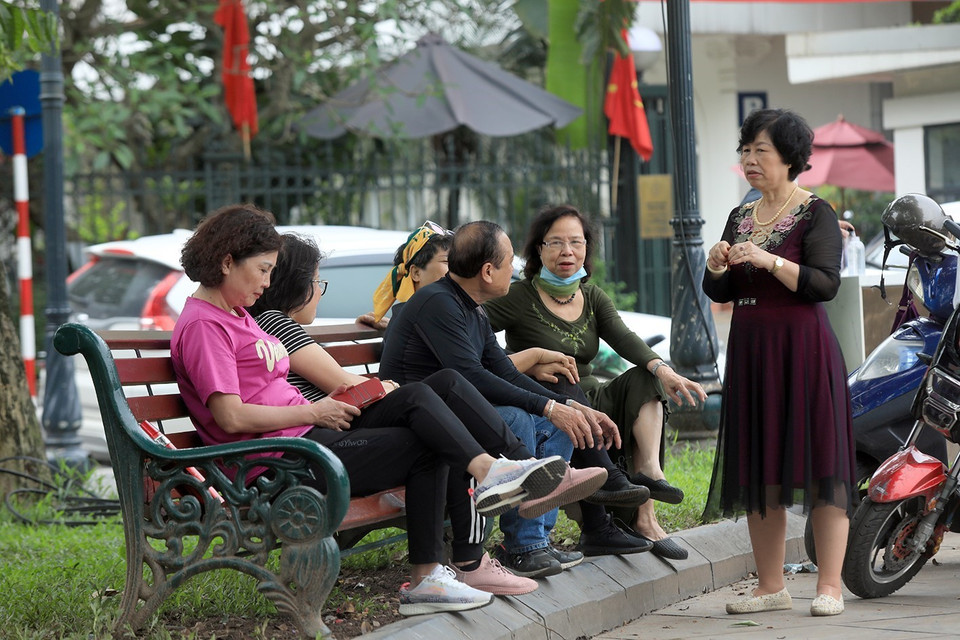Người dân không đeo khẩu trang nơi công cộng dễ dẫn đến việc bùng phát dịch khi có ca lây nhiễm cộng đồng. (Ảnh: Phan Tuấn Anh/TTXVN)
