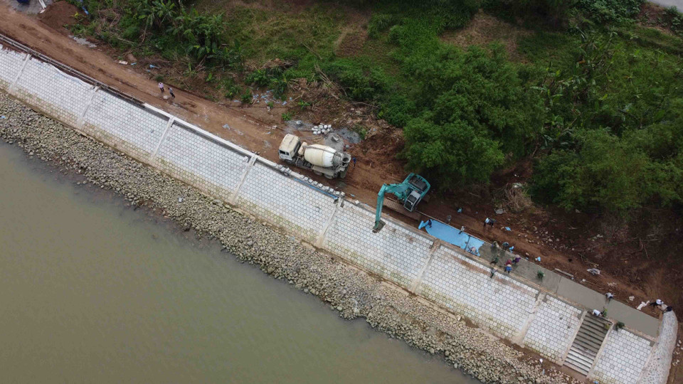 Kè An Lá (từ k4+800 - k5+943) thuộc tuyến đê tả Đào, xã Nghĩa An, huyện Nam Trực đang được triển khai thi công, hiện đã hoàn thành khoảng 60% khối lượng. (Ảnh: Vũ Sinh/TTXVN)