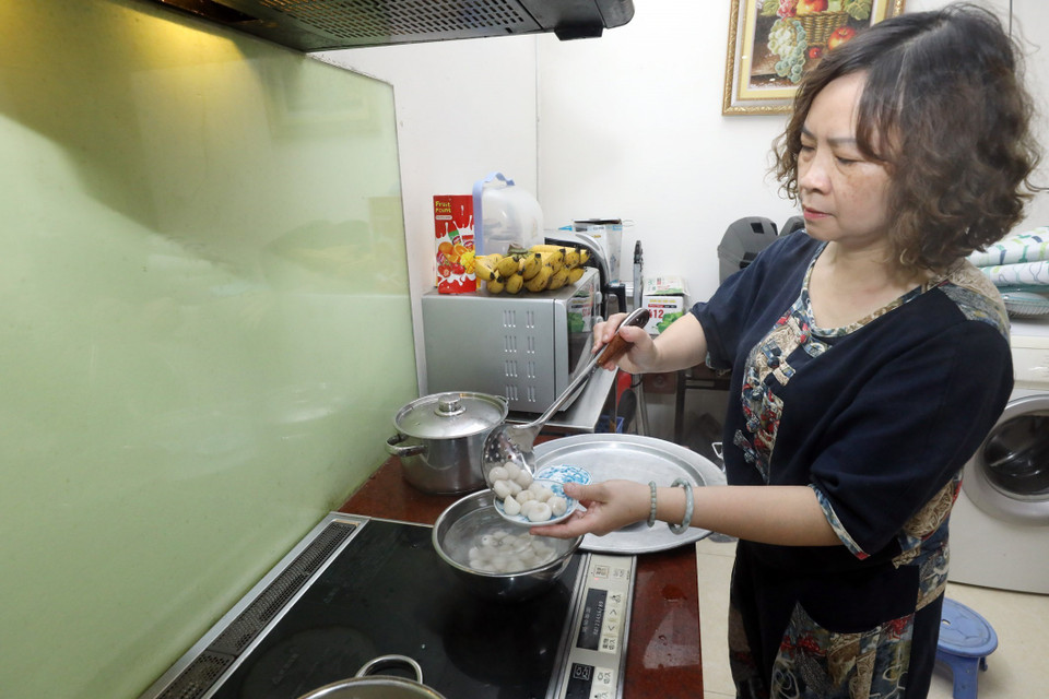 Nấu bánh trôi, bánh chay ngày Tết Hàn thực theo đúng tiêu chí bảy nổi ba chìm. (Ảnh: Anh Tuấn/TTXVN)