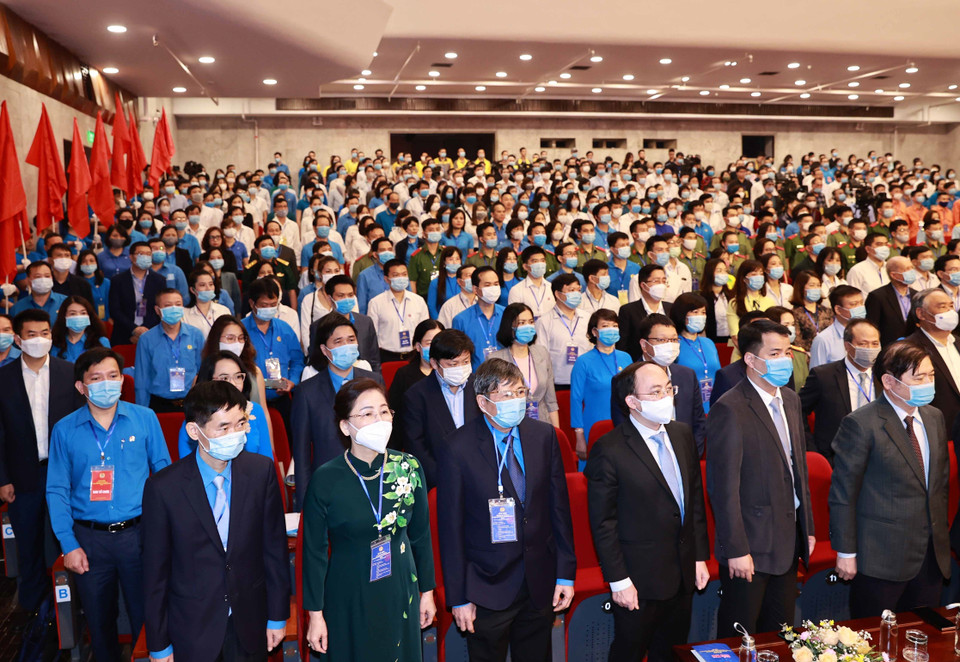 Các đại biểu thực hiện nghi lễ chào cờ. (Ảnh: Thống Nhất/ TTXVN)