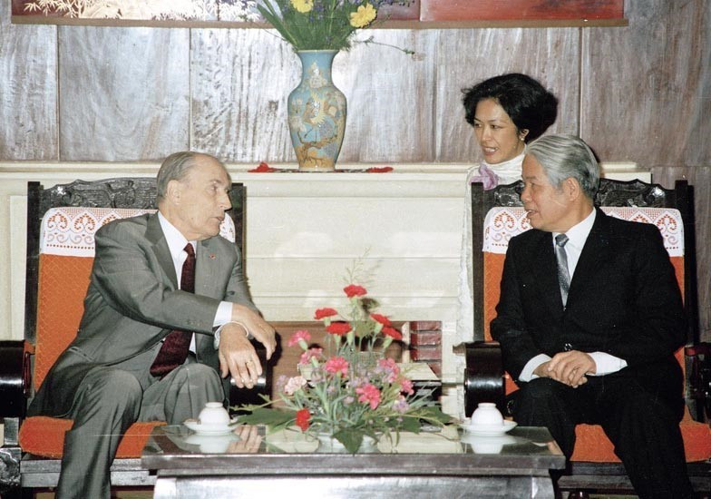 Tổng Bí thư Đỗ Mười tiếp Tổng thống Pháp Jacques Chirac thăm chính thức Việt Nam và dự Hội nghị thượng đỉnh Cộng đồng Pháp ngữ tại Hà Nội (12/11/1997). (Ảnh: Nguyễn Khang/TTXVN)