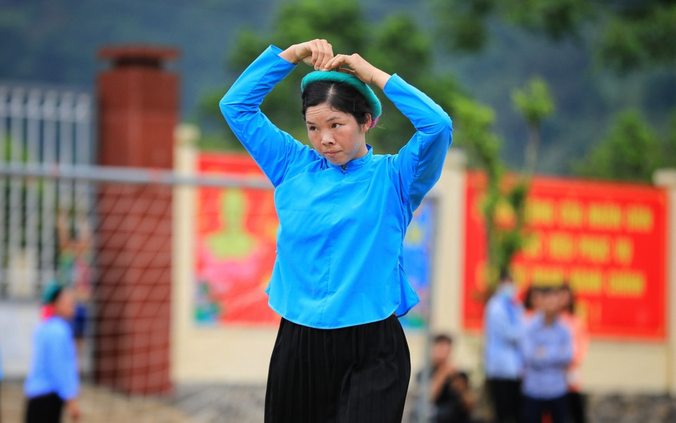 Cô gái Sán Chỉ chỉnh lại trang phục giữa trận đấu. (Ảnh: Thành Đạt/TTXVN)