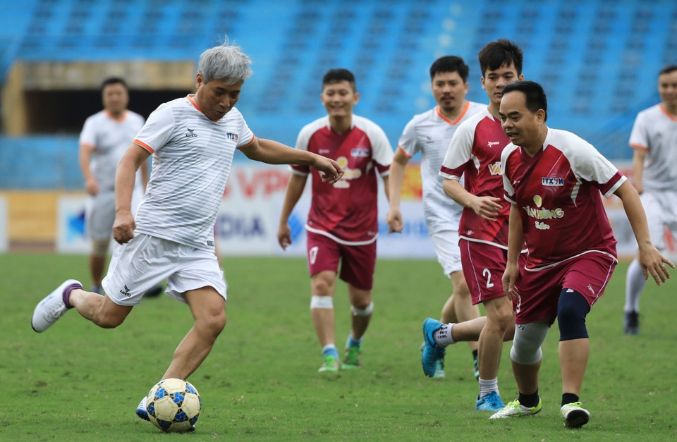 Lão tướng Nguyễn Thế Sơn (đội Truyền Thống) tả xung hữu đột giữa hàng phòng ngự đội Tiếp Lửa. (Ảnh: Thành Đạt/TTXVN)