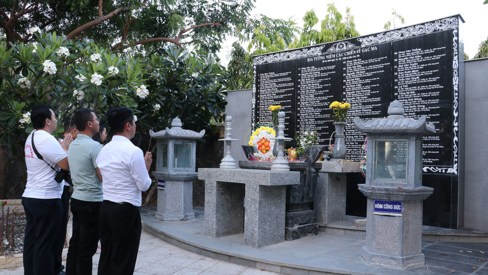 Người dân đến dâng hương và tham quan tại khu tưởng niệm chiến sỹ Gạc Ma tại xã Cam Hải Đông, huyện Cam Lâm, tỉnh Khánh Hoà. (Ảnh: Sỹ Tuyên-Thắng Trung-Phan Sáu/TTXVN)