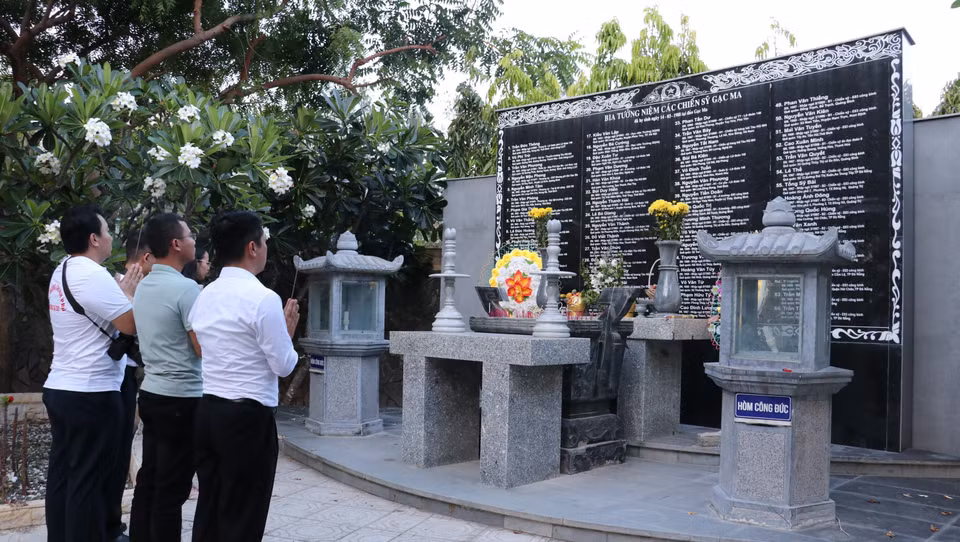 Người dân đến dâng hương và tham quan tại khu tưởng niệm chiến sỹ Gạc Ma tại xã Cam Hải Đông, huyện Cam Lâm, tỉnh Khánh Hoà. (Ảnh: Sỹ Tuyên-Thắng Trung-Phan Sáu/TTXVN)