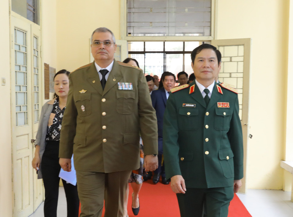 Thượng tướng Nguyễn Tân Cương, Ủy viên Trung ương Đảng, Thứ trưởng Bộ Quốc phòng và Đại tá Juan Miguel García Montano, Tùy viên Quân sự, Hải quân và Không quân Cuba đến dự. (Ảnh: Văn Điệp/TTXVN)