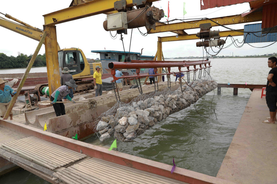 Thi công thả rồng đá hộc dự án xử lý khẩn cấp kè Quy Phú (k178+907 - k179+480) thuộc tuyến đê Hữu Hồng, xã Nam Hồng, huyện Nam Trực, tỉnh Nam Định. (Ảnh: Vũ Sinh/TTXVN)