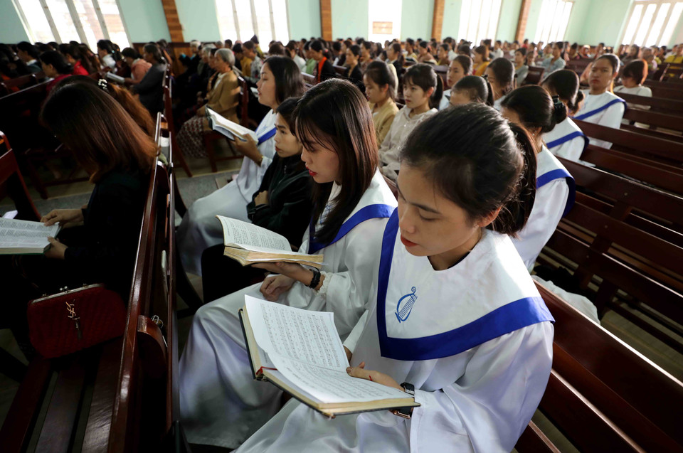 Các bạn trẻ chăm chỉ tham gia sinh hoạt tôn giáo hằng tuần. (Ảnh: Nhật Anh/TTXVN)