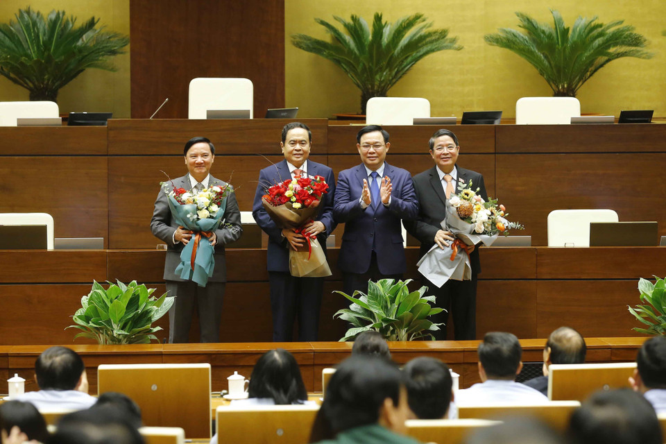 Chủ tịch Quốc hội Vương Đình Huệ tặng hoa chúc mừng các Phó Chủ tịch Trần Thanh Mẫn, Nguyễn Khắc Định và Nguyễn Đức Hải. (Ảnh: Doãn Tấn/TTXVN)