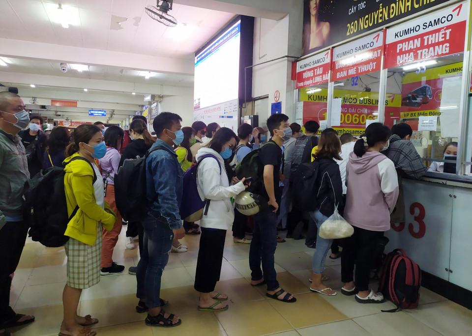 Hành khách xếp hàng mua vé tại Bến xe miền Đông. (Ảnh: Tiến Lực/TTXVN)
