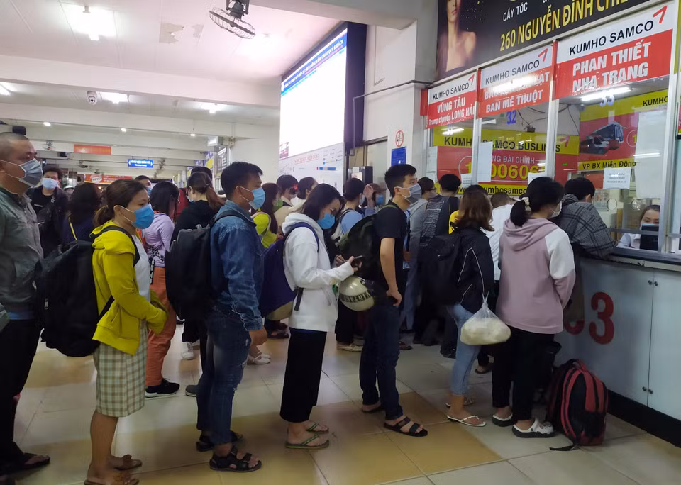 Hành khách xếp hàng mua vé tại Bến xe miền Đông. (Ảnh: Tiến Lực/TTXVN)