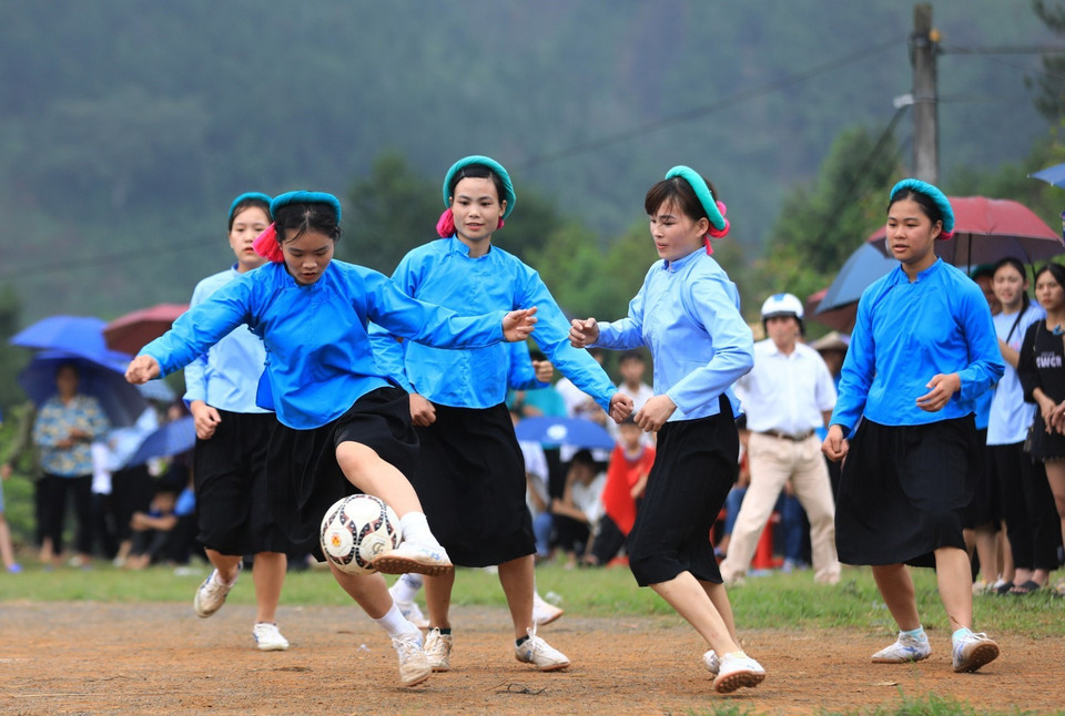 Kỹ thuật đi bóng của các nữ cầu thủ nghiệp dư không kém các cầu thủ chuyên nghiệp. (Ảnh: Thành Đạt/TTXVN)