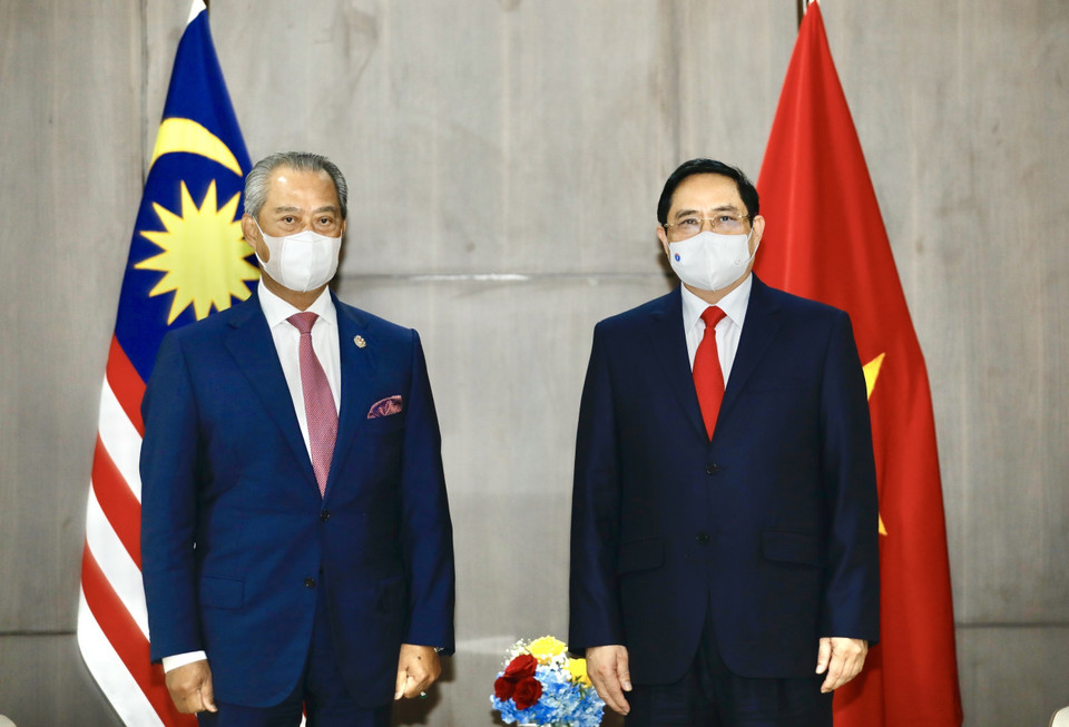 Thủ tướng Phạm Minh Chính và Thủ tướng Malaysia Muhyiddin Yassin chụp ảnh chung. (Ảnh: Dương Giang/ TTXVN)