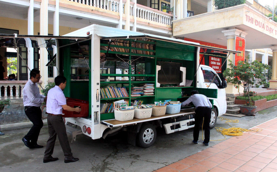 Các cán bộ Thư viện Khoa học Tổng hợp tỉnh Thái Bình chuẩn bị mang hàng nghìn đầu sách đến với các em học sinh trường Tiểu học An Đồng, huyện Quỳnh Phụ, tỉnh Thái Bình. (Ảnh: Thế Duyệt/TTXVN)
