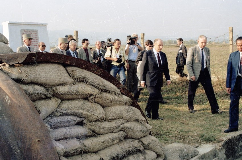 Trong chuyến thăm hữu nghị chính thức Việt Nam từ 9 - 11/2/1993, ngày 10/2, Tổng thống Pháp Francois Mitterrand đã đến Điện Biên thăm Khu di tích chiến thắng Điện Biên Phủ. (Ảnh: Đinh Quang Thành/TTXVN)