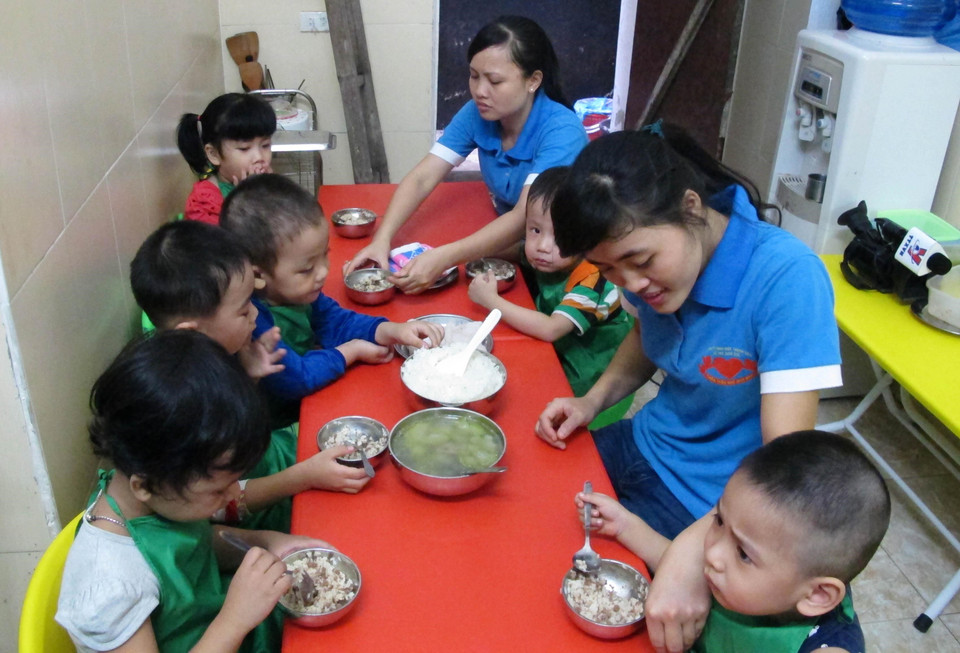 Trẻ tự kỷ tại Trung tâm Thiên Thần nhỏ (phường Đông Thành, thành phố Ninh Bình) được giáo viên chăm sóc, dạy dỗ, giúp trẻ sớm hòa nhập cộng đồng. (Ảnh: Hải Yến/TTXVN)