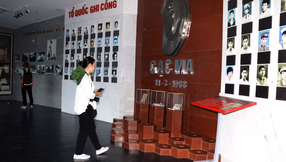 Người dân đến dâng hương và tham quan tại khu tưởng niệm chiến sỹ Gạc Ma tại xã Cam Hải Đông, huyện Cam Lâm, tỉnh Khánh Hòa. (Ảnh: Sỹ Tuyên-Thắng Trung-Phan Sáu/TTXVN)