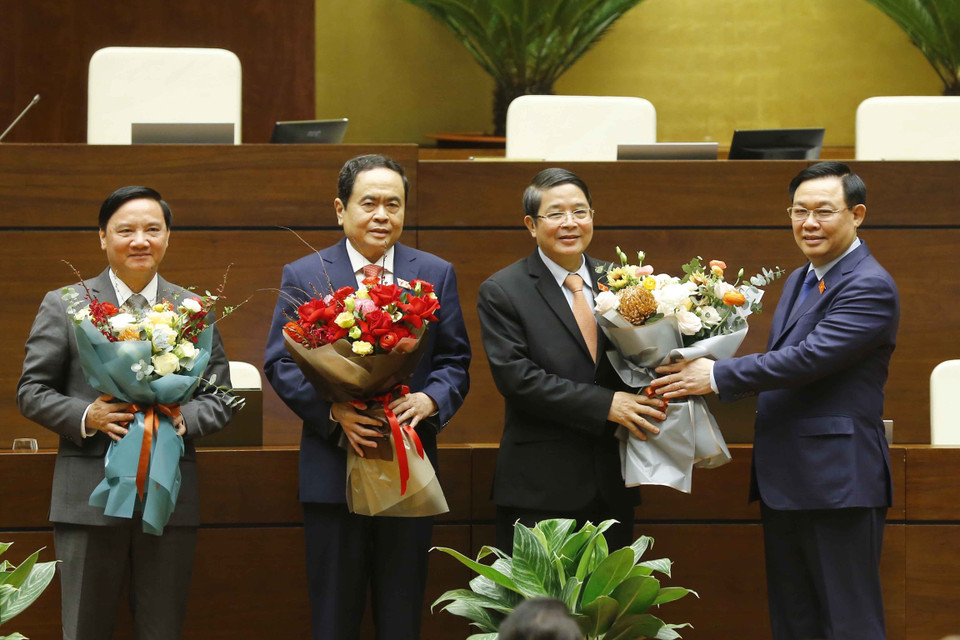 Chủ tịch Quốc hội Vương Đình Huệ tặng hoa chúc mừng các Phó Chủ tịch Trần Thanh Mẫn, Nguyễn Khắc Định và Nguyễn Đức Hải. (Ảnh: Doãn Tấn/TTXVN)