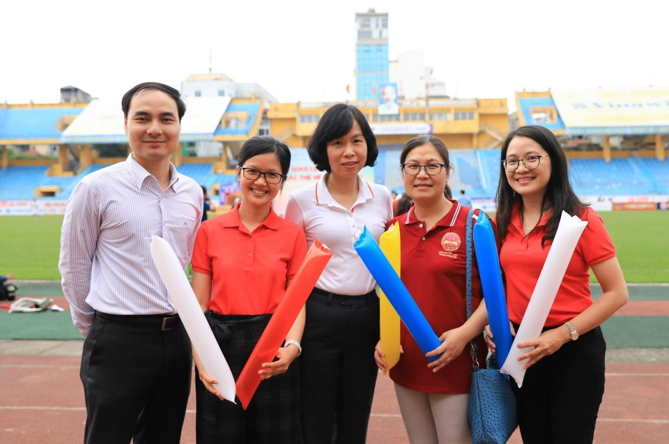 Phó Tổng Giám đốc TTXVN Vũ Việt Trang cùng các cổ động viên nhiệt tình ra sân cổ vũ cho cả 2 đội. (Ảnh: Thành Đạt/TTXVN)