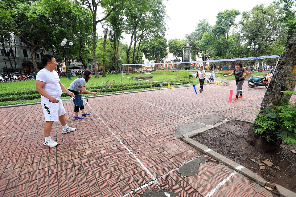 Người dân Hà Nội vẫn chủ quan trong việc phòng chống dịch. (Ảnh: Phan Tuấn Anh/TTXVN)