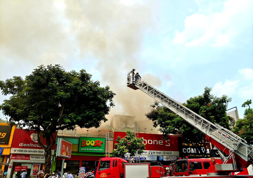 Ngày 31/3, hỏa hoạn xảy ra tại một quán bar gần trường học trên đường Nguyễn Thái Học, Quận 1, Thành phố Hồ Chí Minh. (Nguồn: TTXVN)